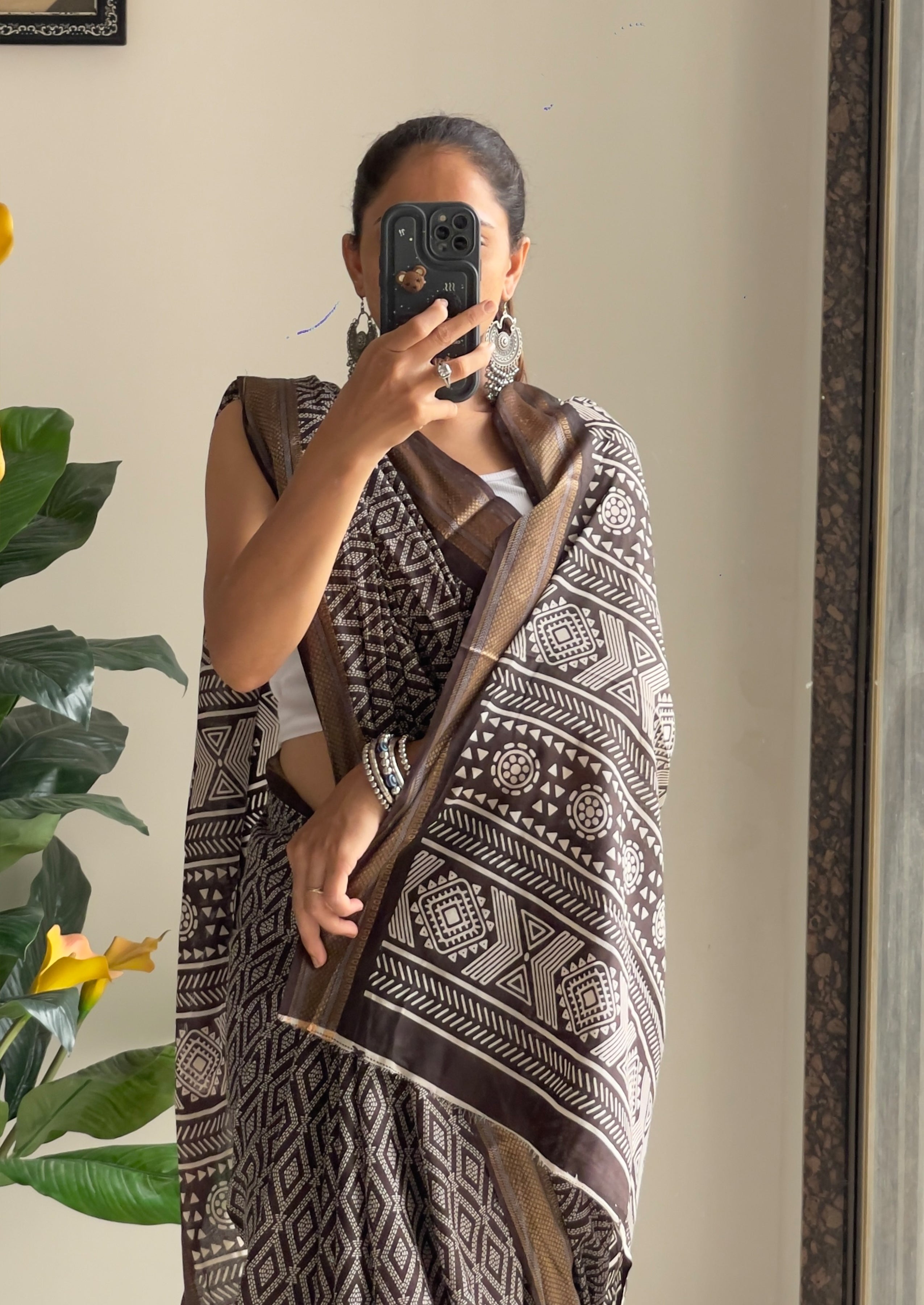 SELFI PRIMUM MULMUL COTTON WITH HEVY ZARI BORDAR BAGRU BANDHANI PRINTED DARK BROWN SAREE