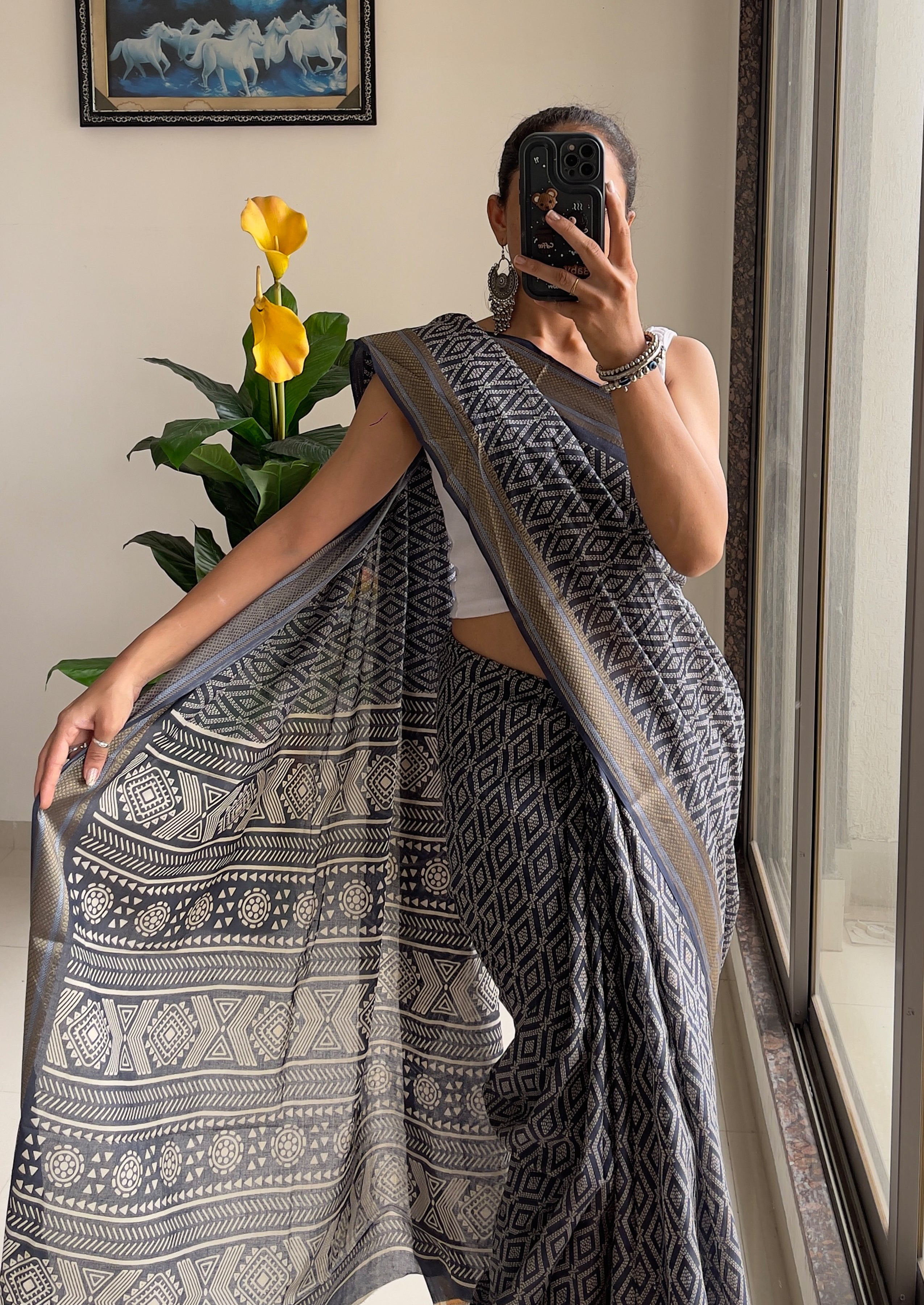 SELFI PRIMUM MULMUL COTTON WITH HEVY ZARI BORDAR BAGRU BANDHANI PRINTED GREY SAREE