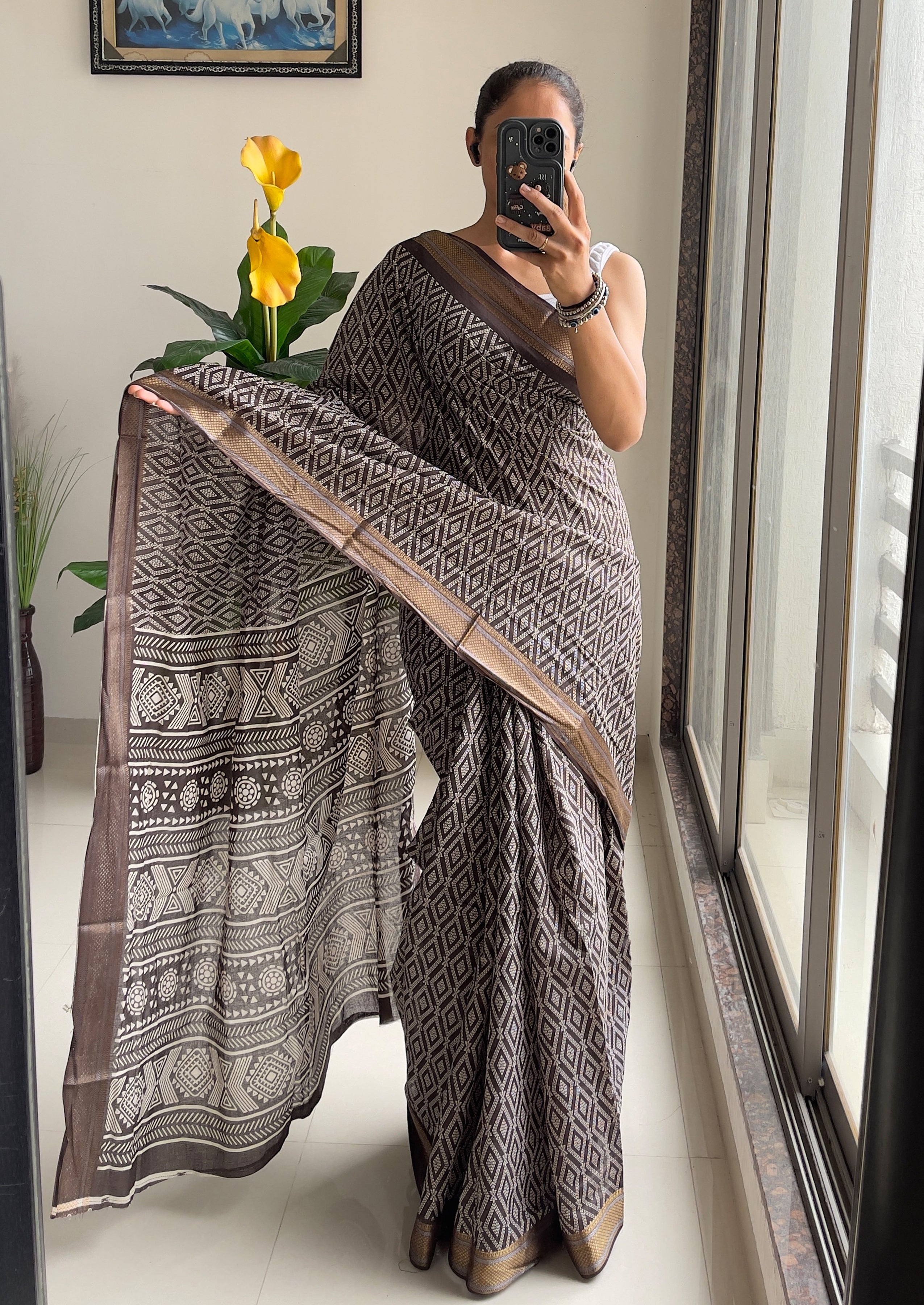 SELFI PRIMUM MULMUL COTTON WITH HEVY ZARI BORDAR BAGRU BANDHANI PRINTED DARK BROWN SAREE