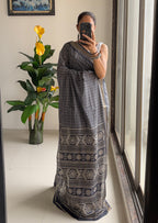 SELFI PRIMUM MULMUL COTTON WITH HEVY ZARI BORDAR BAGRU BANDHANI PRINTED GREY SAREE