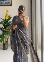 SELFI PRIMUM MULMUL COTTON WITH HEVY ZARI BORDAR BAGRU BANDHANI PRINTED GREY SAREE