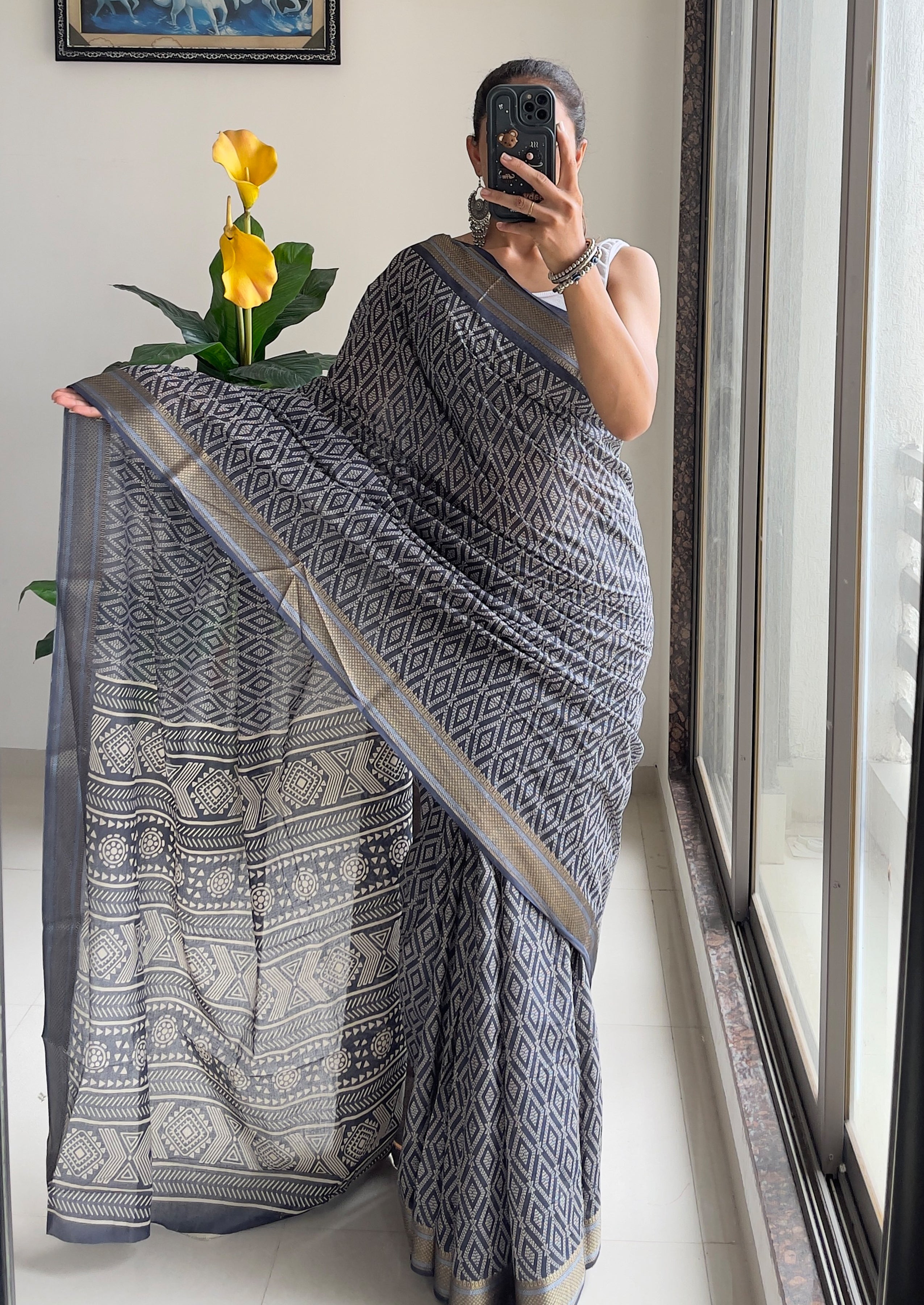 SELFI PRIMUM MULMUL COTTON WITH HEVY ZARI BORDAR BAGRU BANDHANI PRINTED GREY SAREE