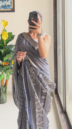SELFI PRIMUM MULMUL COTTON WITH HEVY ZARI BORDAR BAGRU BANDHANI PRINTED GREY SAREE